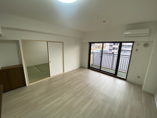 居室・リビング　大きな家具も楽々配置可能のリビングスペース。