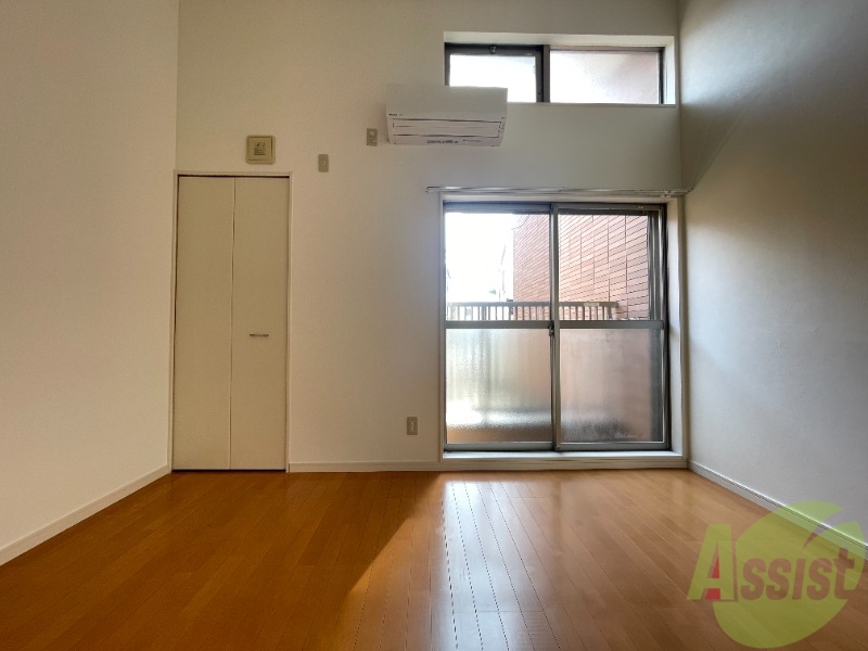 居室・リビング　こちら生活のメインとなる６．５帖の洋室です。