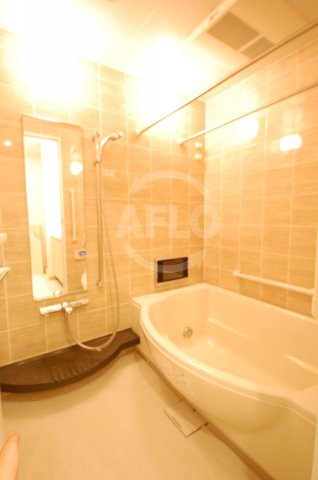 バス・シャワールーム　ザ・タワー大阪　広々とした浴室