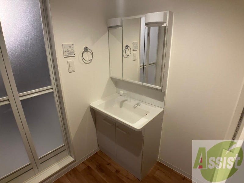 洗面設備　大きくて使いやすそうな独立洗面台になっています。