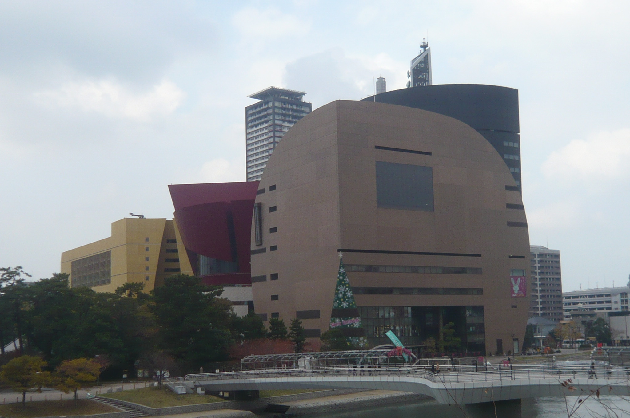 ショッピングセンター　リバーウォーク北九州（ショッピングセンター）まで400m