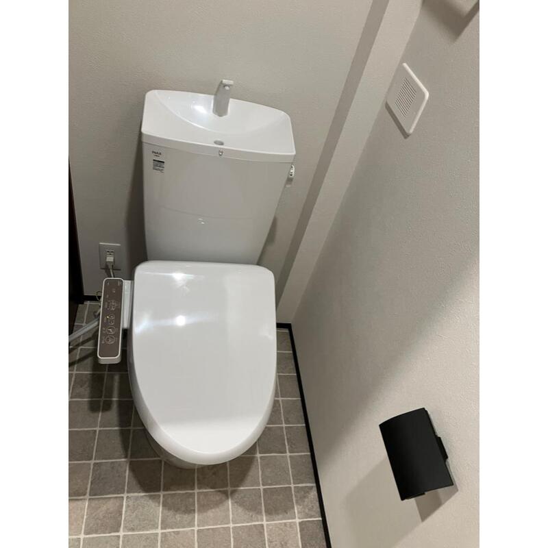 トイレ　温水洗浄便座。