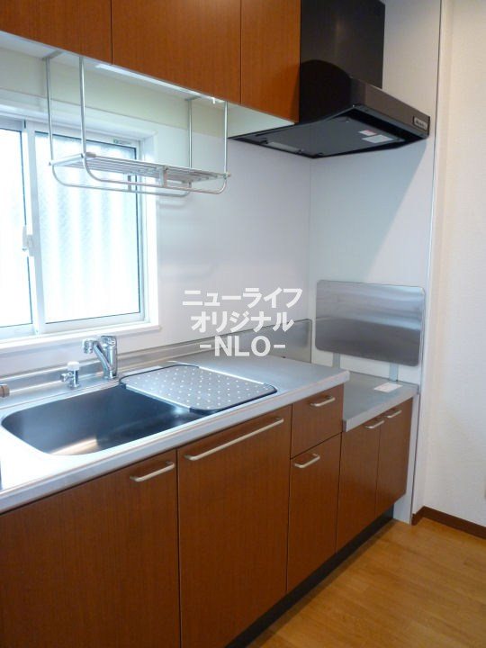 キッチン　収納充実☆換気にも役立つ小窓付きキッチン☆