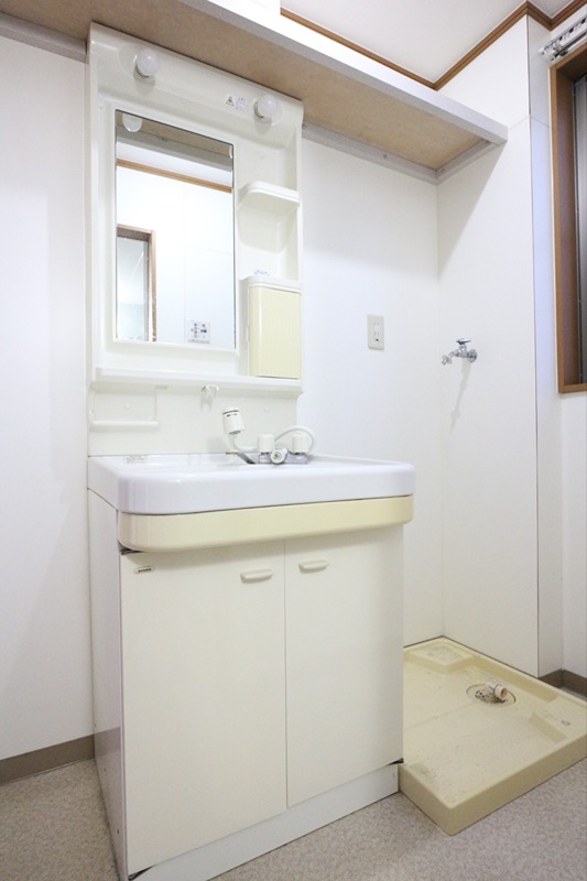 洗面設備　シャワー付き洗面化粧台