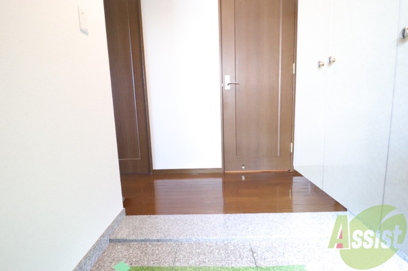玄関　ゆとりある設計で、お客様を心地よく迎える玄関口。