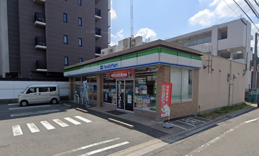 コンビニ　ファミリーマート　昭和石仏町店（コンビニ）まで128m