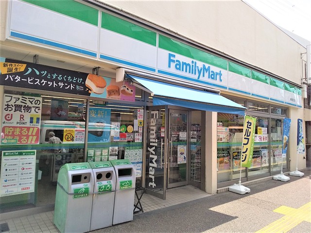 コンビニ　ファミリーマート綾瀬西口店（コンビニ）まで300m