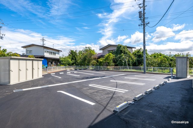駐車場　同タイプの画像です。色、仕様は若干異なる場合がございます。