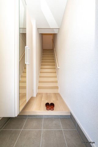 玄関　同タイプの画像です。色、仕様は若干異なる場合がございます。