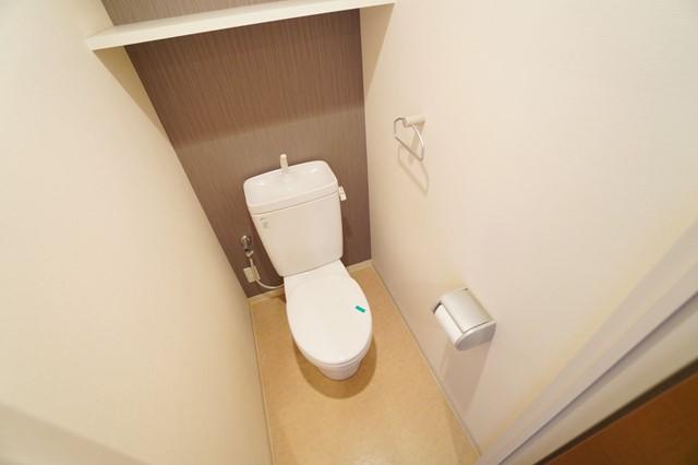 トイレ　落ち着いた色調のトイレです