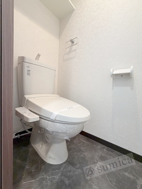トイレ　人気アイテムの温水洗浄便座。清潔感のあるトイレです。