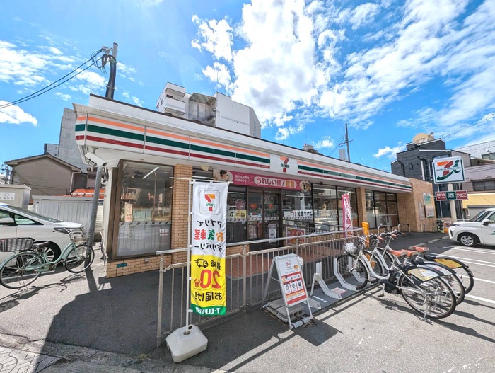 コンビニ　セブンイレブン（コンビニ）まで358m