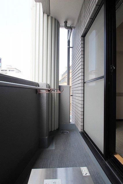 バルコニー　同物件別号室の写真です。