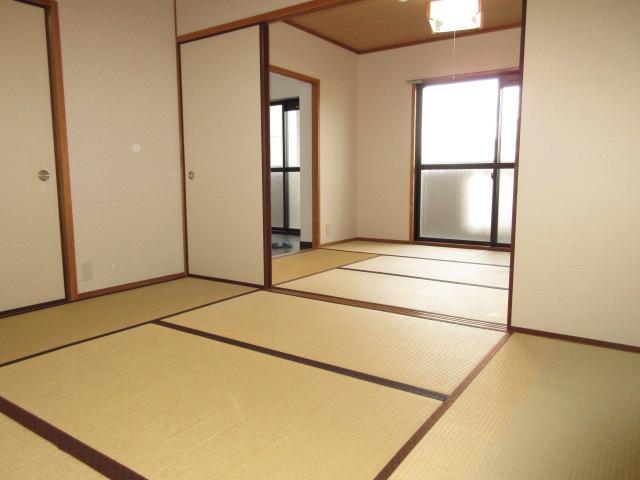 その他部屋・スペース　約6帖の和室は続間になっています