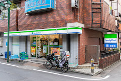 コンビニ　ファミリーマート 中目黒駅西口店（コンビニ）まで69m