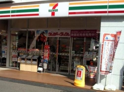 コンビニ　セブンイレブン新宿左門町店（コンビニ）まで370m