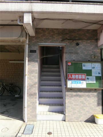 エントランス　建物入り口です♪