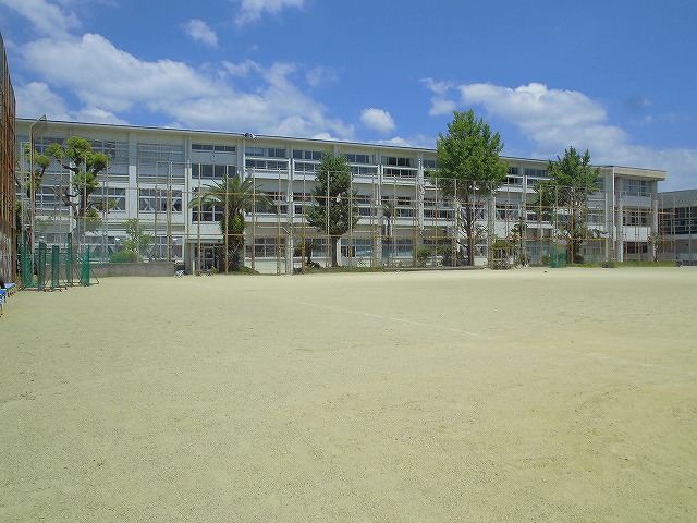 中学校　愛宕中学校（中学校）まで843m
