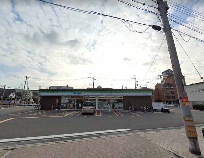 コンビニ　ファミリーマート岸里東二丁目店（コンビニ）まで697m