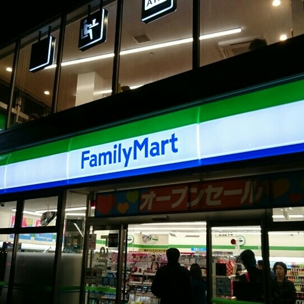 コンビニ　ファミリーマート（コンビニ）まで100m