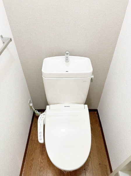 トイレ　ウォシュレット付トイレです。収納棚もあります。