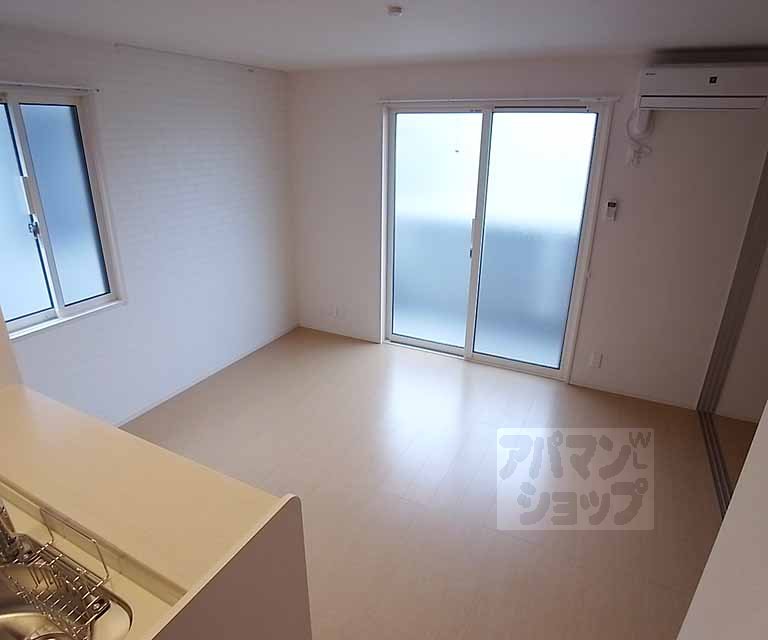 居室・リビング　横の窓は角部屋のみです。
