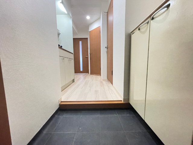 玄関　※他の号室の写真です