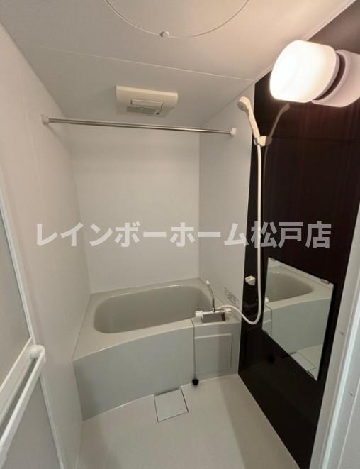バス・シャワールーム　落ち着いた空間のお風呂です