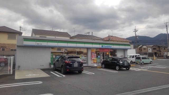 その他　ファミリーマート葛城八川店様まで550m
