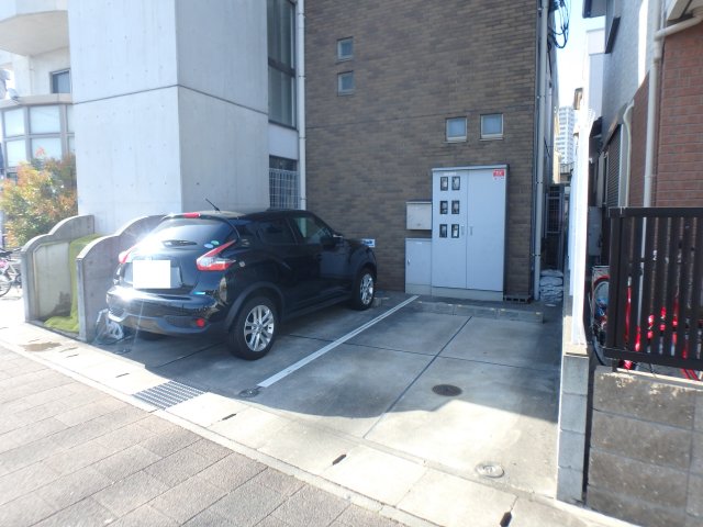 駐車場　駐車場があるので、車を買う予定の方も安心です