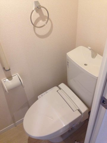 その他　タオル掛けやウォシュレットもついています！