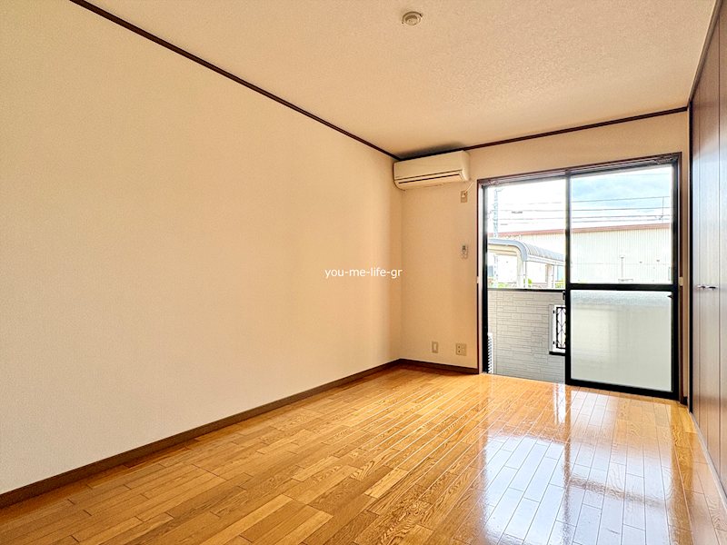 居室・リビング　明るい室内・フローリングにお部屋です