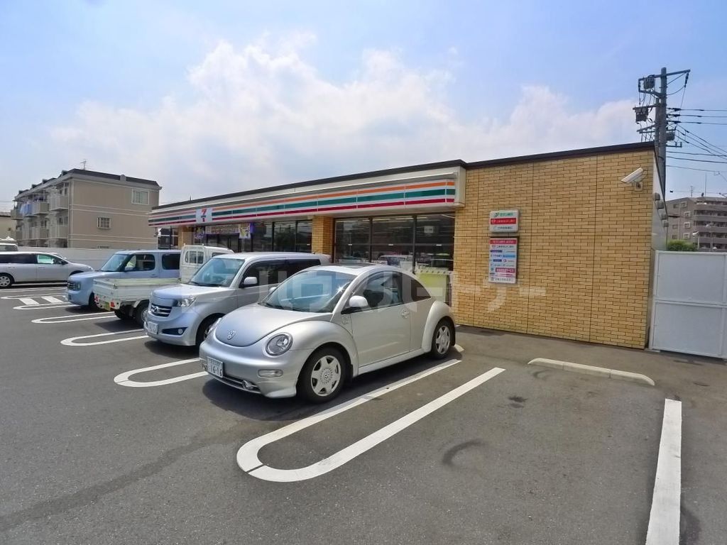 コンビニ　セブンイレブン足立鹿浜6丁目店（コンビニ）まで240m