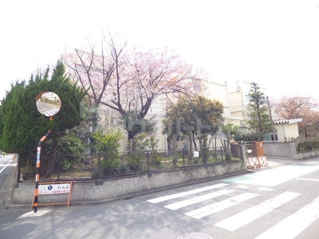 小学校　足立区立北鹿浜小学校（小学校）まで610m