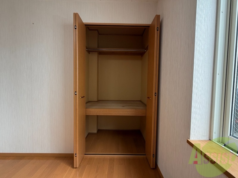 収納　こちらの収納にはハンガーをかけて服もしまえますね。