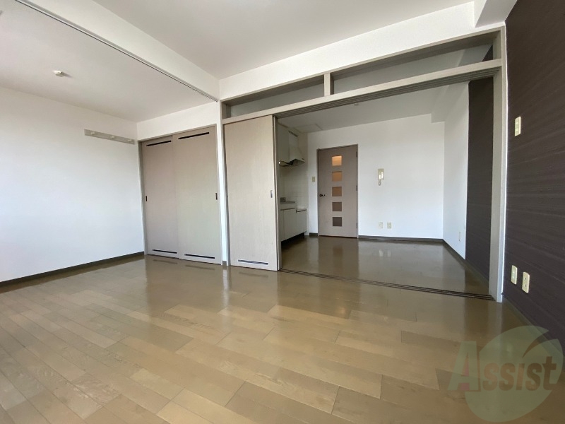 その他部屋・スペース　８帖の洋室です。広々として、きれいですね。