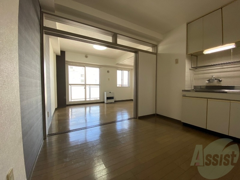 居室・リビング　木目のフローリングは落ち着きのある印象のお部屋になりますね。