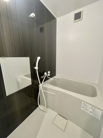 バス・シャワールーム　アクセント壁がおしゃれなバスルームです。ゆったりとくつろげる