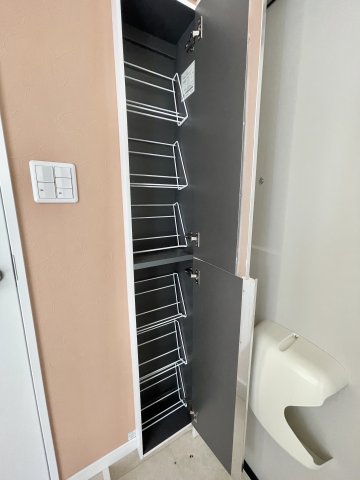 収納　立てかけるタイプのシューズボックスなのでスペースを取らず玄関