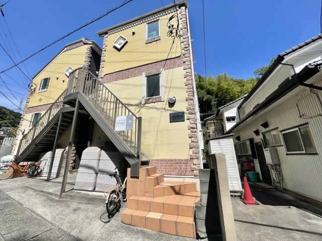 建物外観　京急田浦駅徒歩4分の生活便利な単身者向けアパートです。大通り