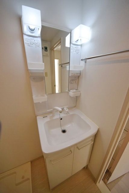 洗面設備　独立の洗面台です