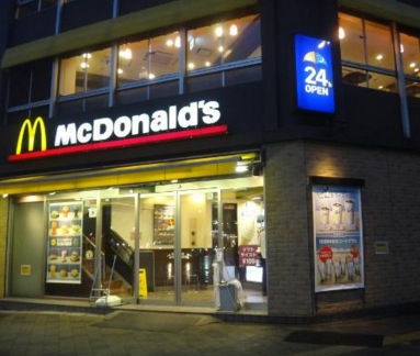 飲食店　マクドナルド 東新宿駅前店（飲食店）まで539m