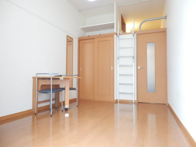 レオパレスヴァーグ浪芳庵の居間写真