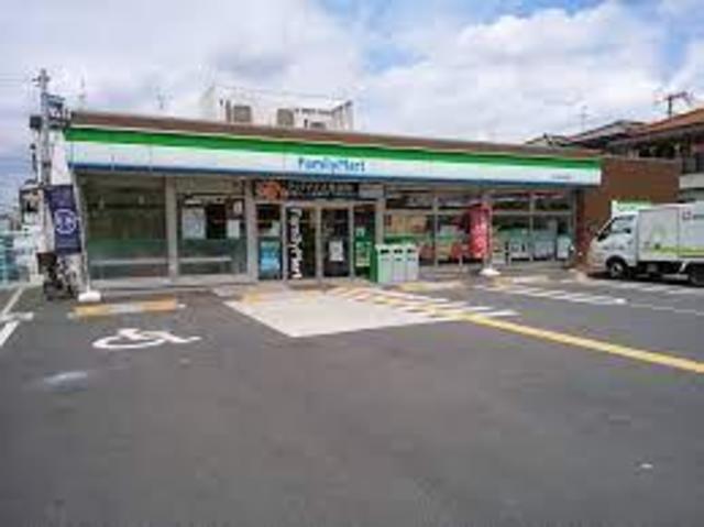 コンビニ　ファミリーマート東大阪南荘町店（コンビニ）まで761m