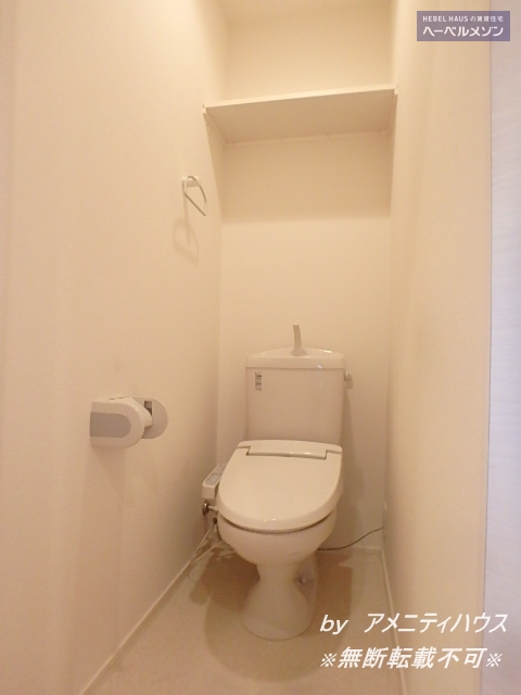 トイレ　●温水洗浄暖房便座付きの快適なトイレスペース。