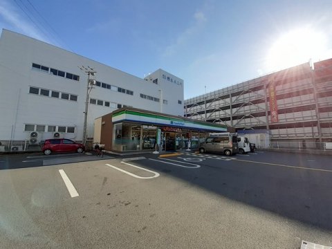 コンビニ　ファミリーマート 高知梅ノ辻店（コンビニ）まで411m
