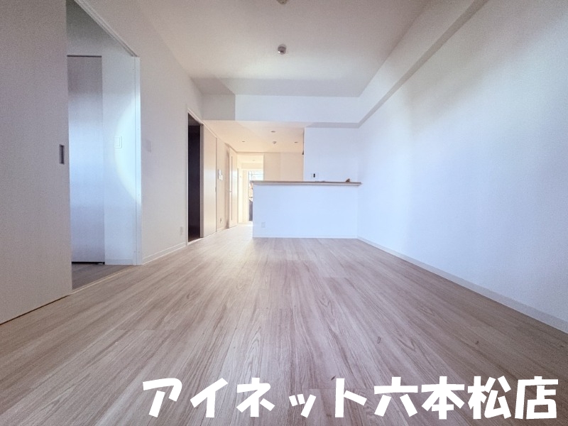 居室・リビング　家具の配置に困らないリビングですね