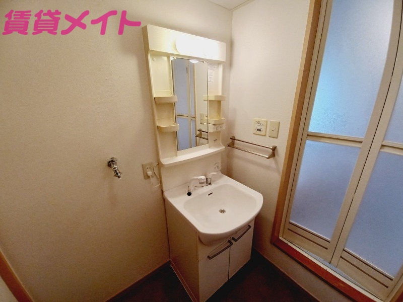 洗面設備　同型反転写真です。