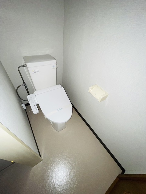 トイレ　写真は違う号室です。