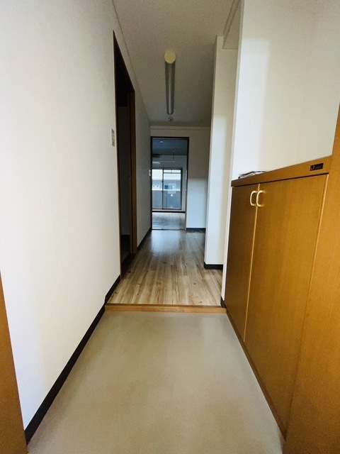玄関　写真は違う号室です。